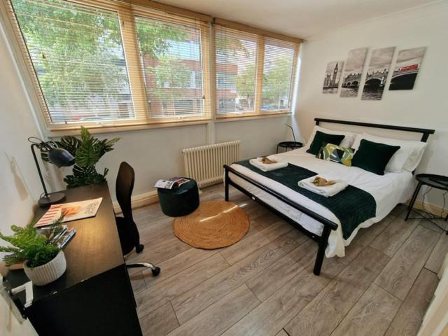 2 Bedrooms Flat In Great Location! London Exteriör bild