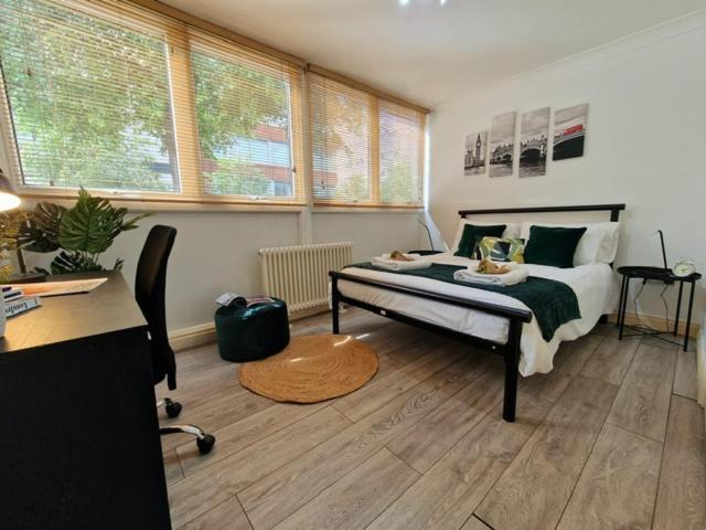 2 Bedrooms Flat In Great Location! London Exteriör bild